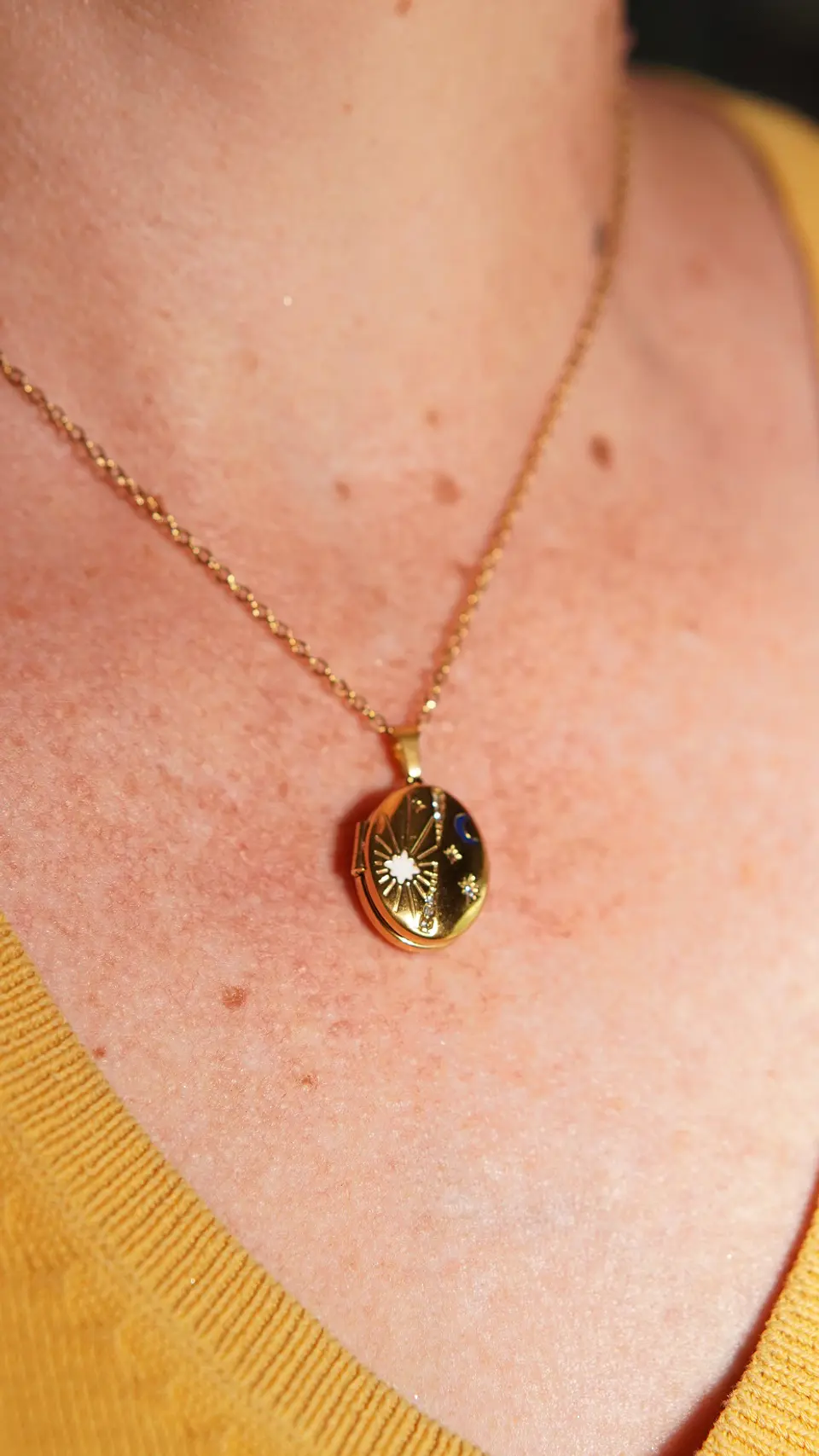 Relicario Catalina imantado luna y estrellas chapadas en oro 18k 6