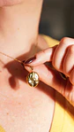 Relicario Catalina imantado luna y estrellas chapadas en oro 18k - Miniatura 2