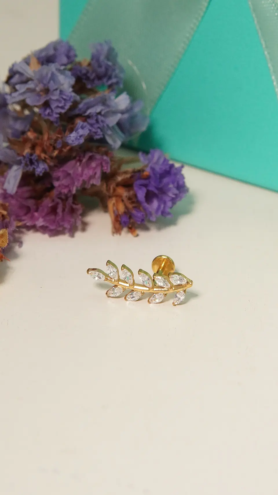 Piercing Helena labret 8mm 16G zirconias Titanio PVD 9