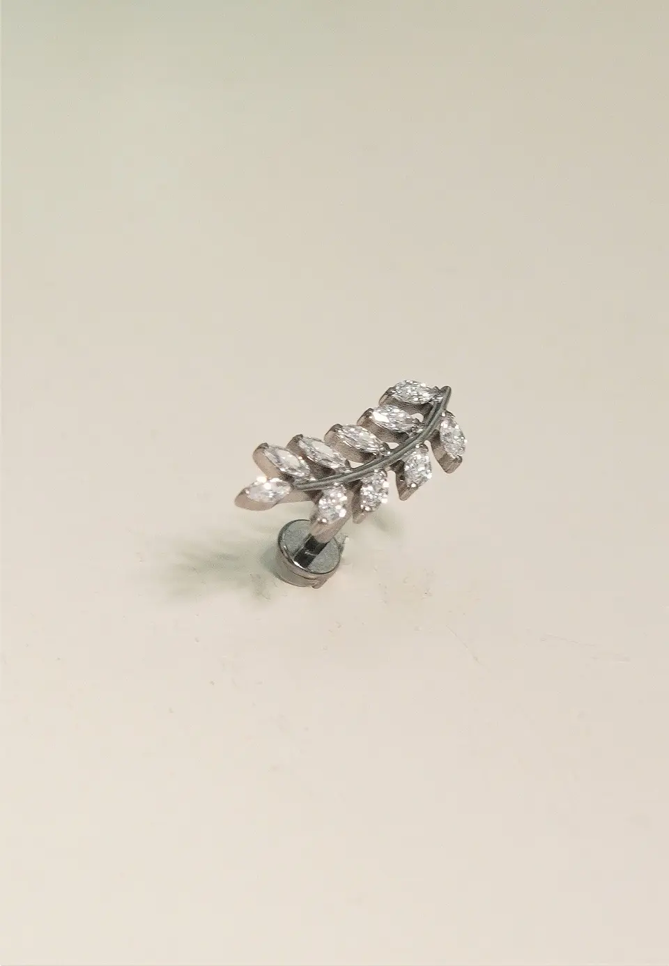 Piercing Helena labret 8mm 16G zirconias Titanio plateado 8