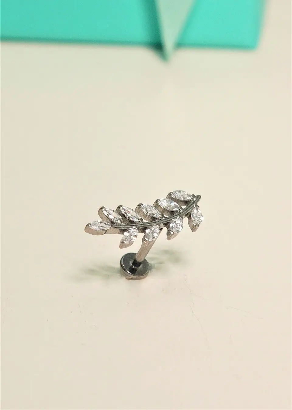 Piercing Helena labret 8mm 16G zirconias Titanio plateado 10