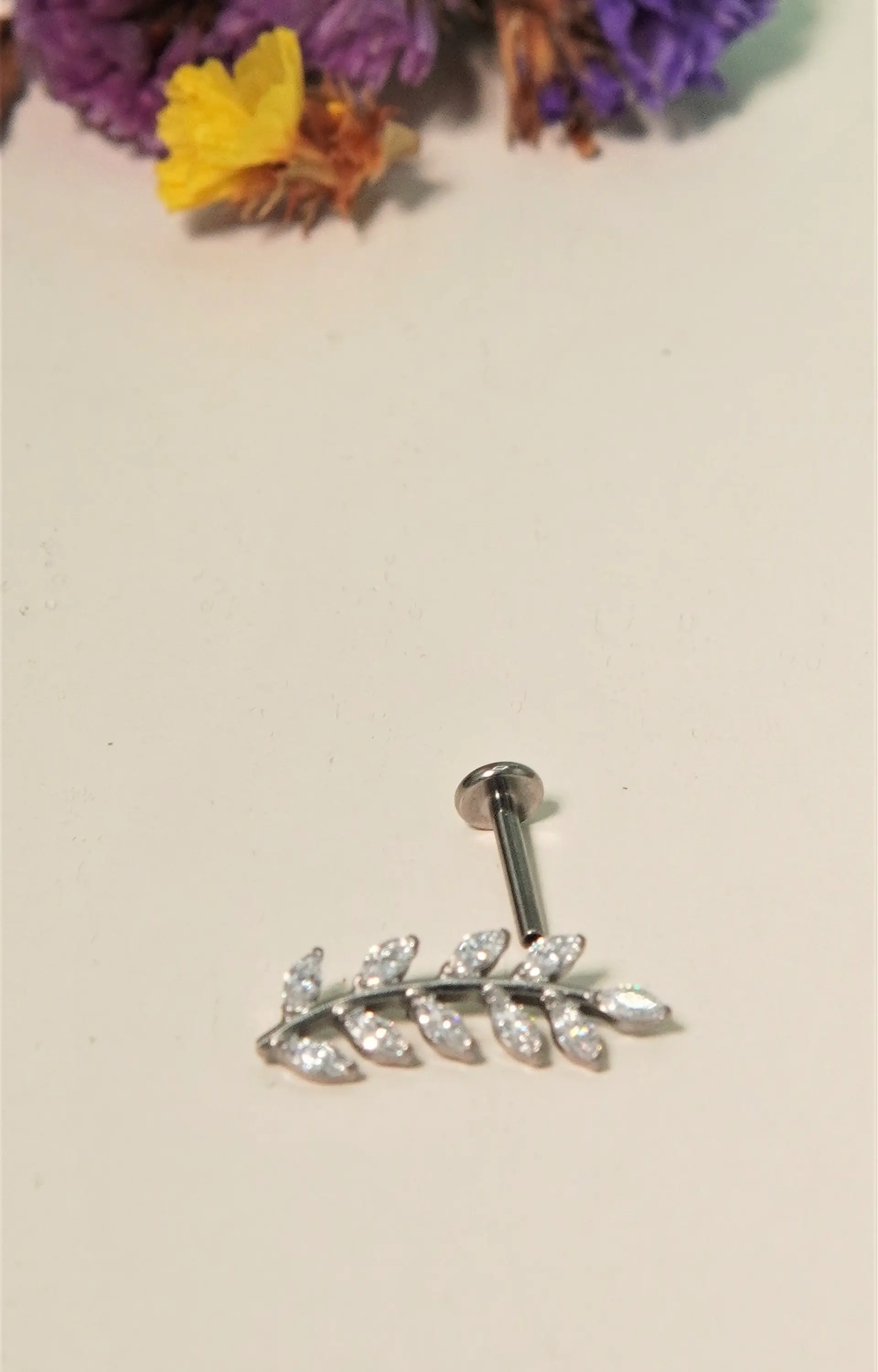 Piercing Helena labret 8mm 16G zirconias Titanio plateado 11