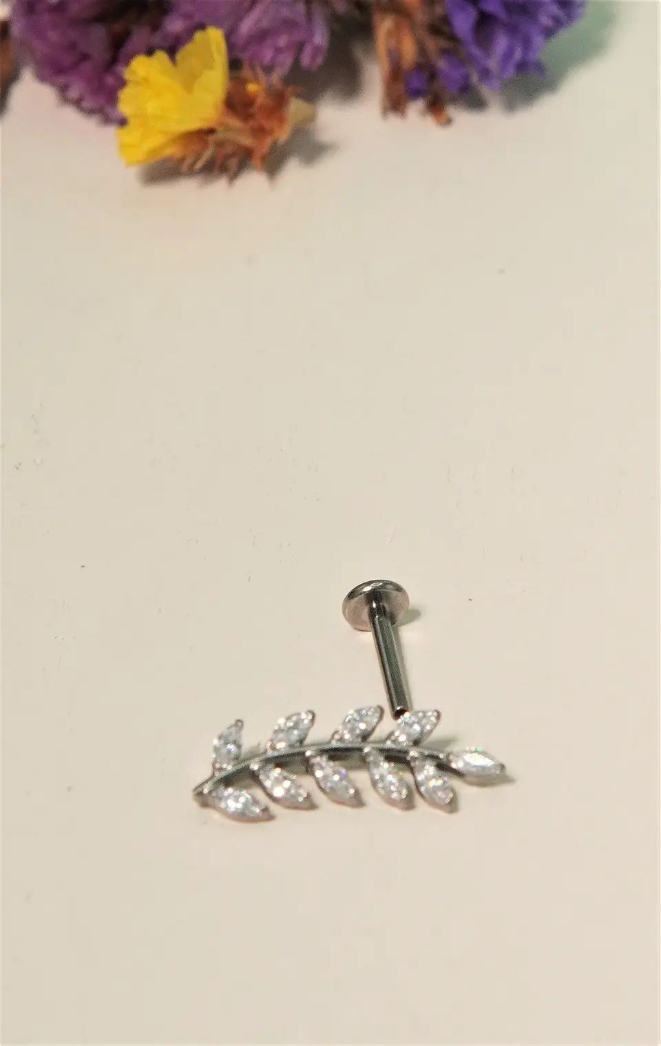 Piercing Helena labret 8mm 16G zirconias Titanio plateado 11