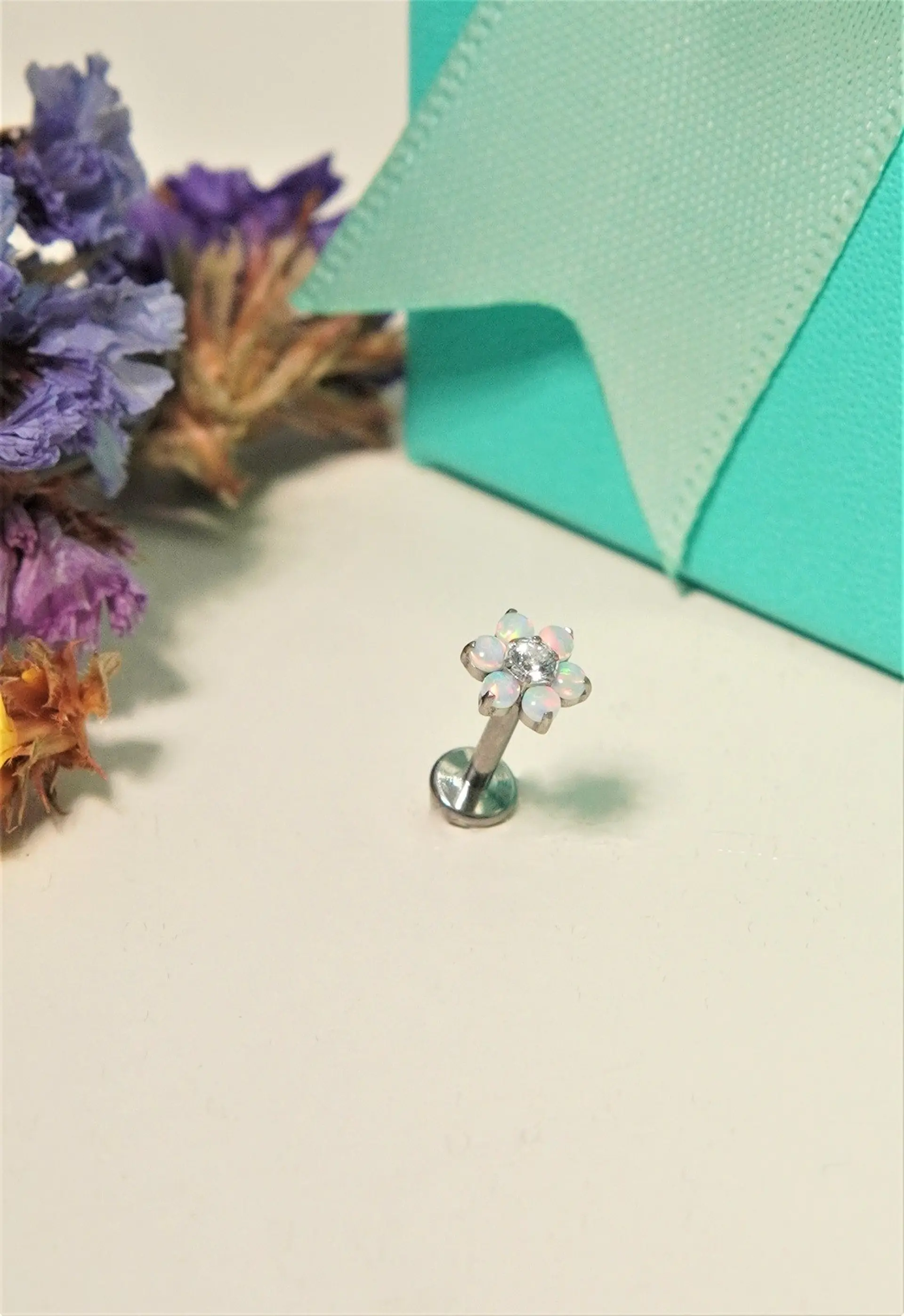 Piercing labret Cloe opalo zirconia 8mm titanio F136 9