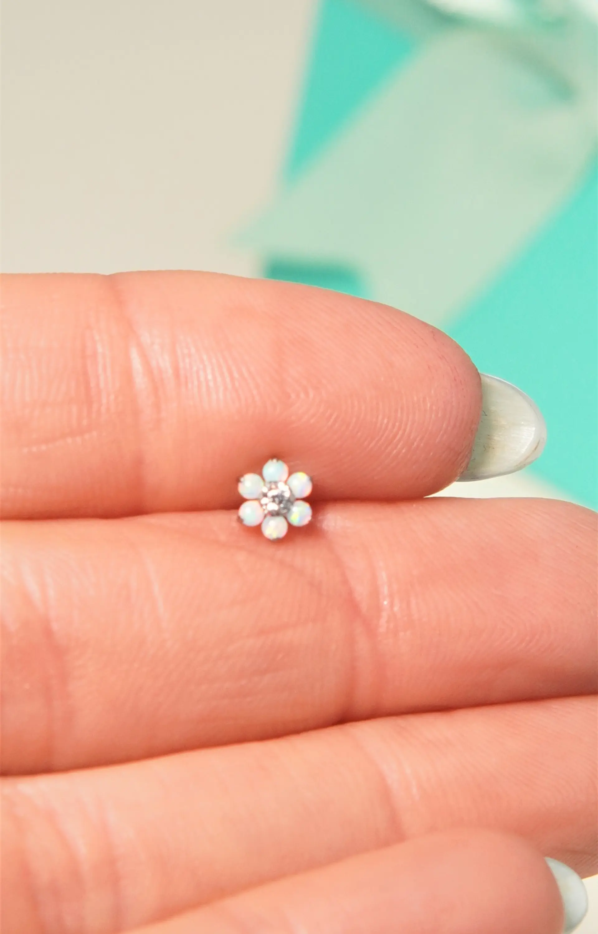 Piercing labret Cloe opalo zirconia 8mm titanio F136 4