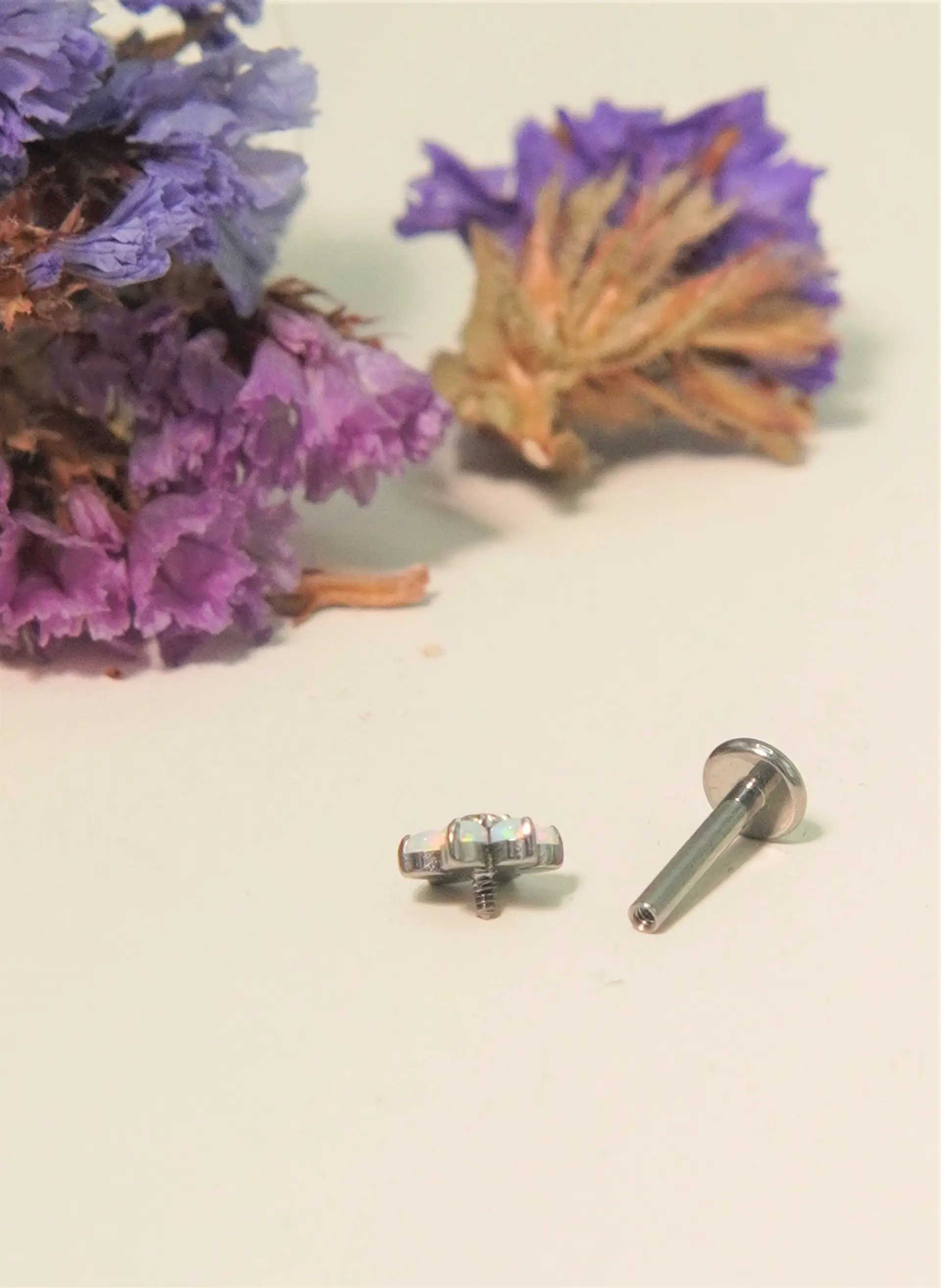 Piercing labret Cloe opalo zirconia 8mm titanio F136 11