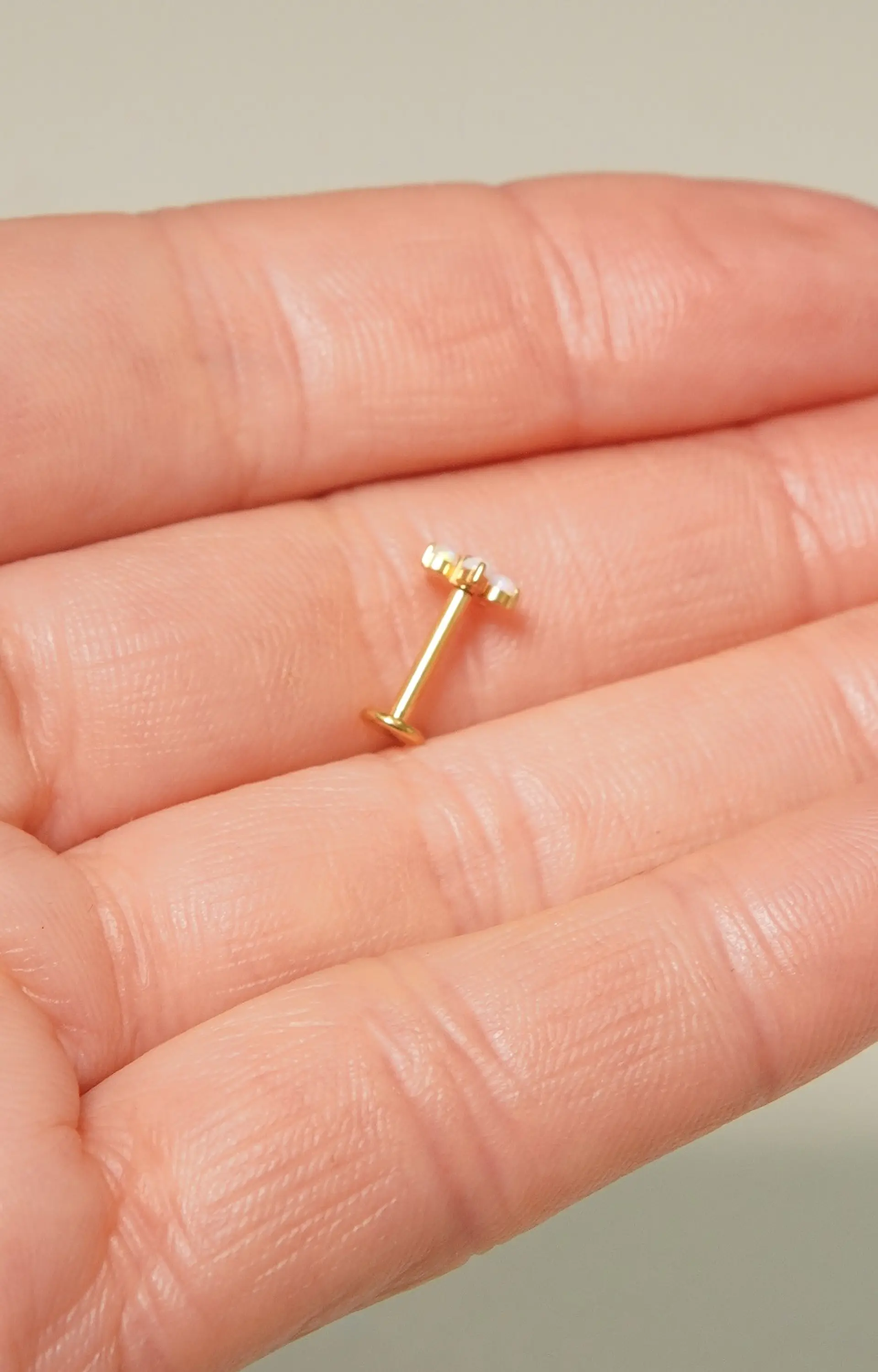  Piercing labret Cloe opalo zirconia 8mm titanio F136 PVD oro 18k 7