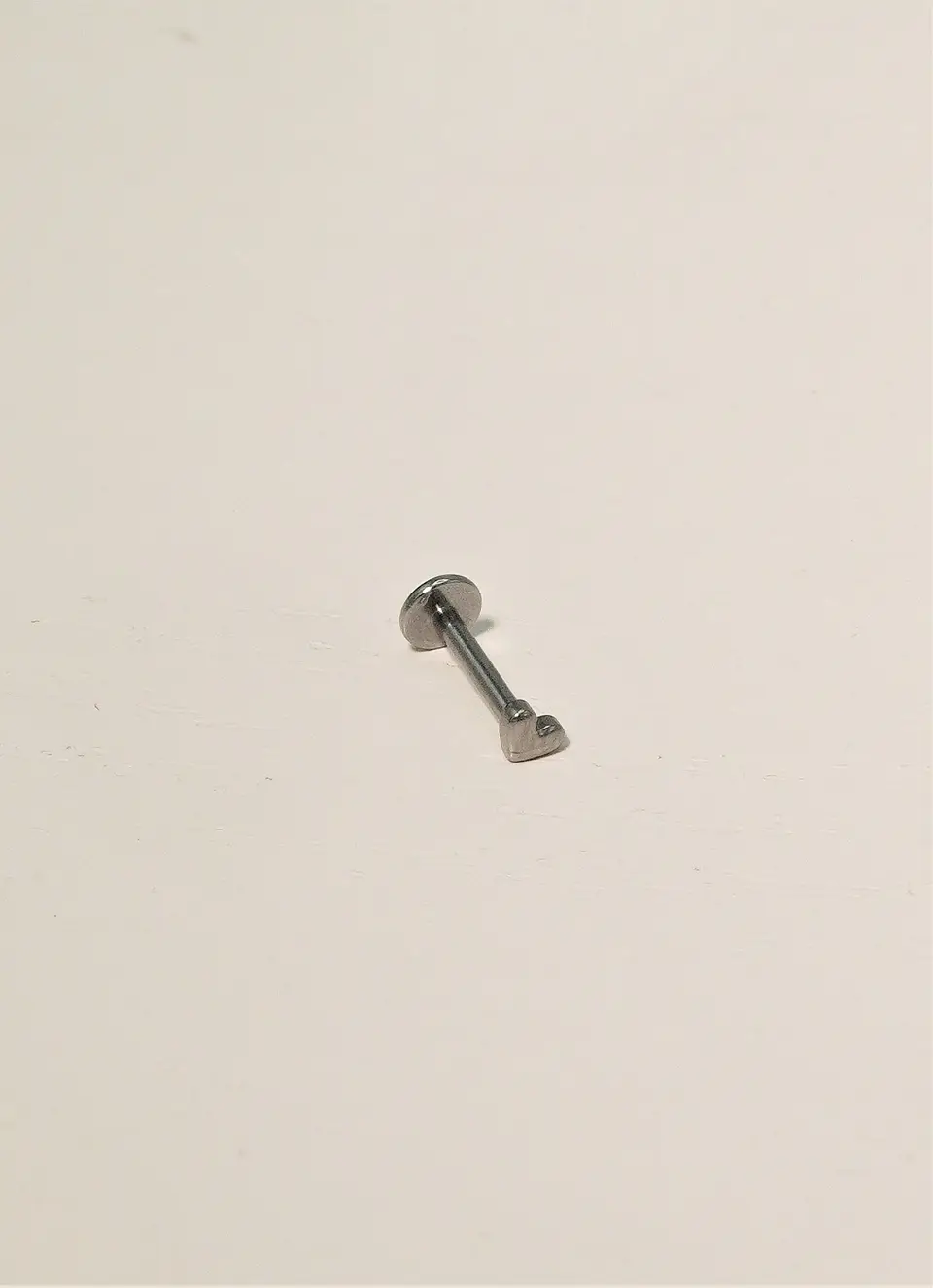 Piercing labret Zoe titanio F136 8mm 16G plateado 11