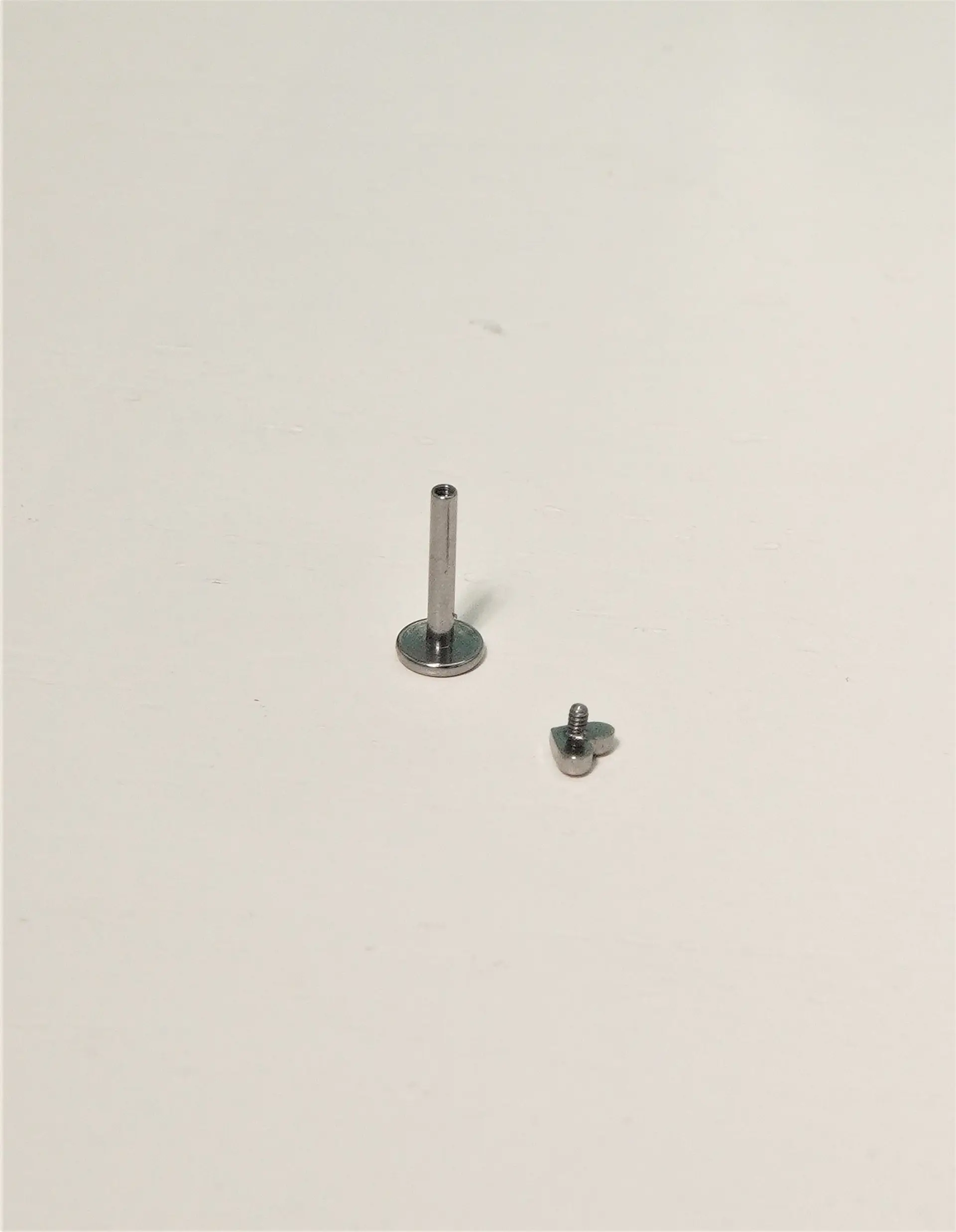 Piercing labret Zoe titanio F136 8mm 16G plateado 9