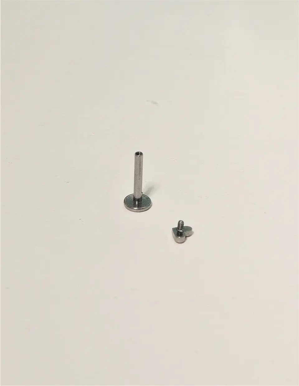 Piercing labret Zoe titanio F136 8mm 16G plateado 9