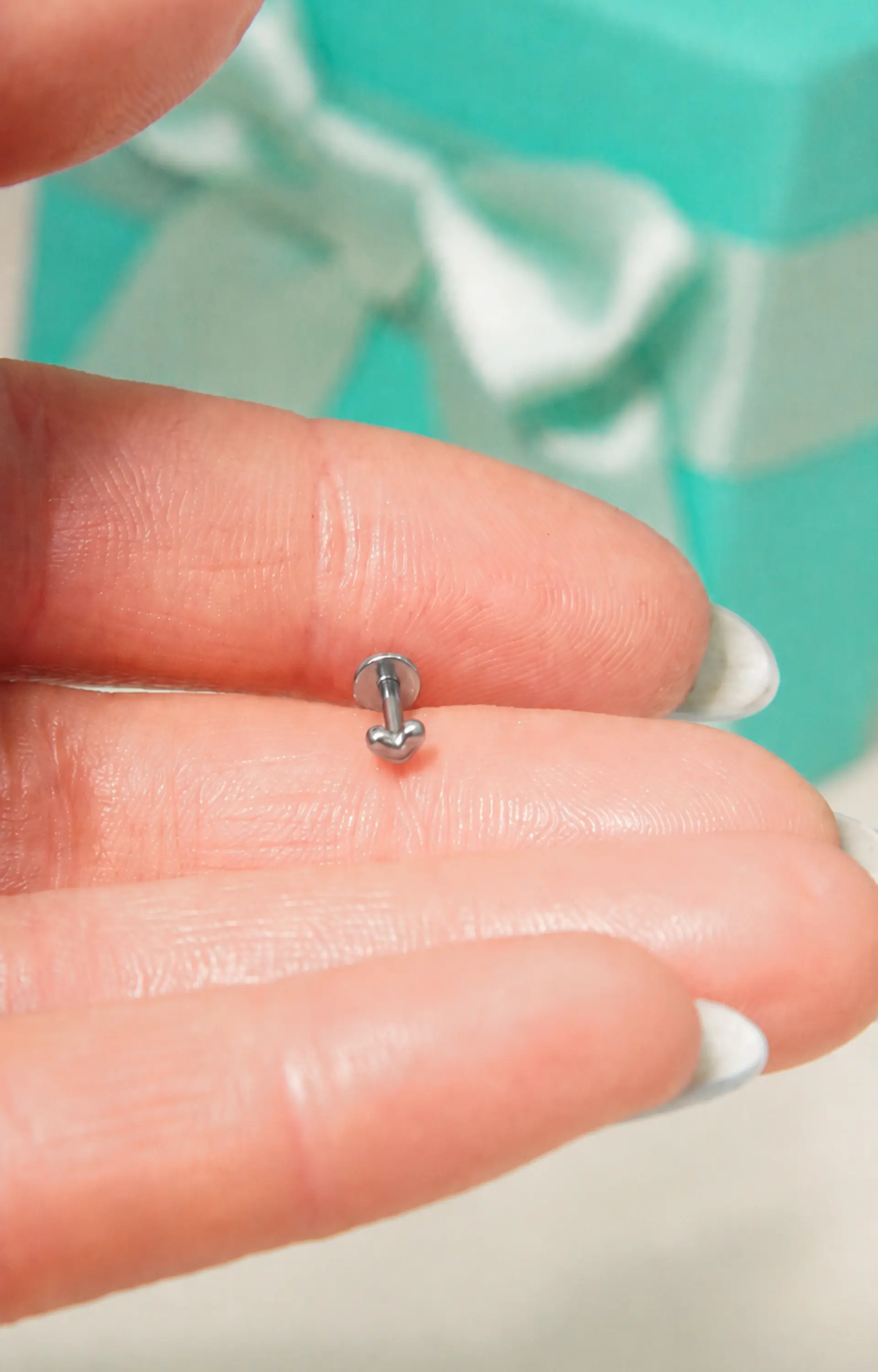 Piercing labret Zoe titanio F136 8mm 16G plateado 4