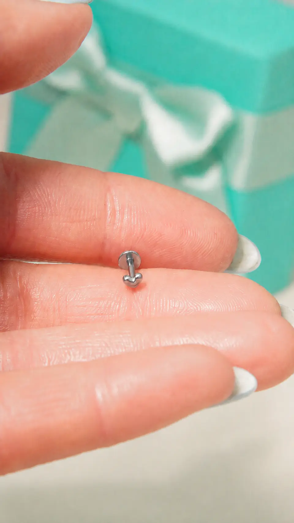 Piercing labret Zoe titanio F136 8mm 16G plateado 4
