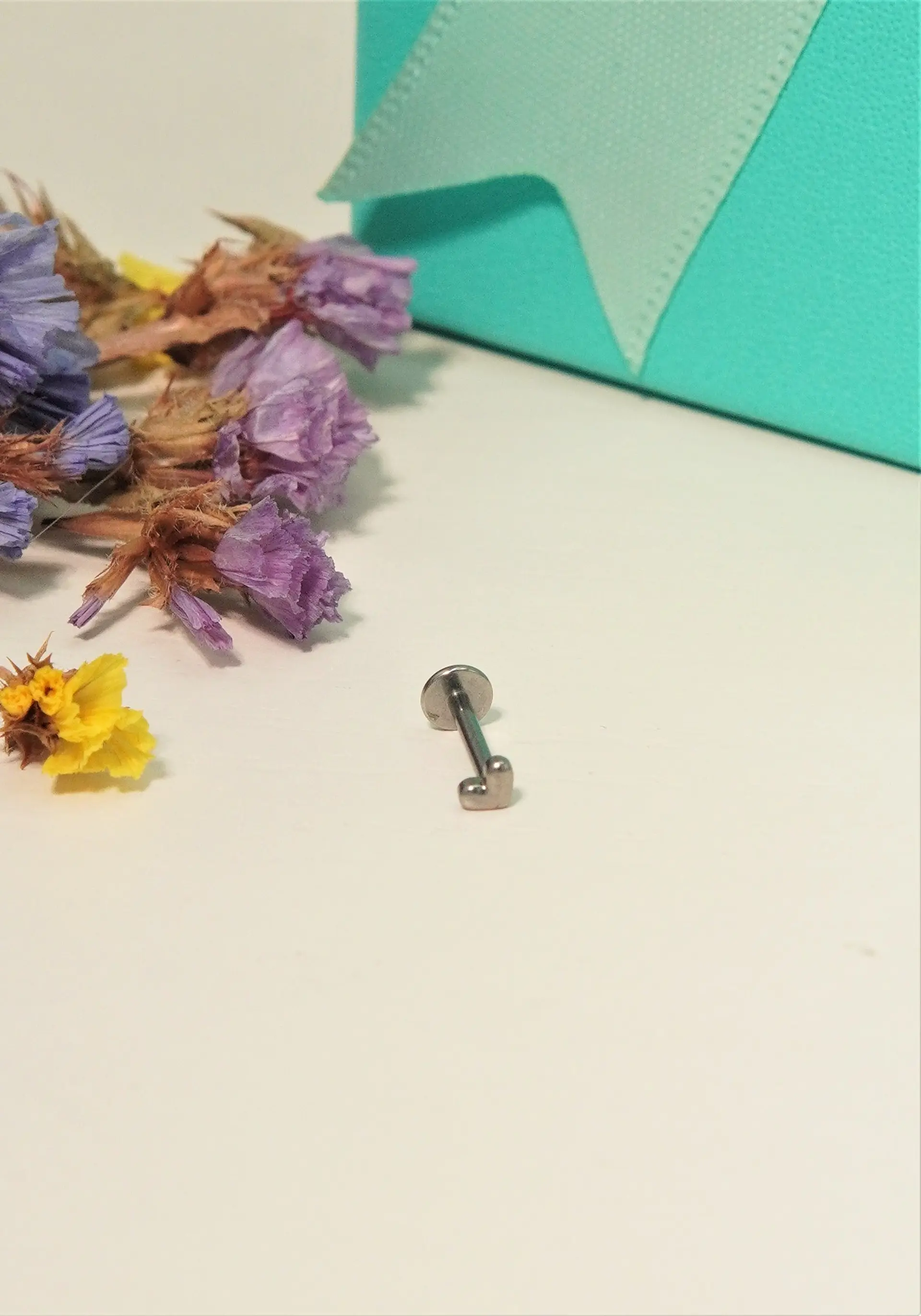 Piercing labret Zoe titanio F136 8mm 16G plateado 8