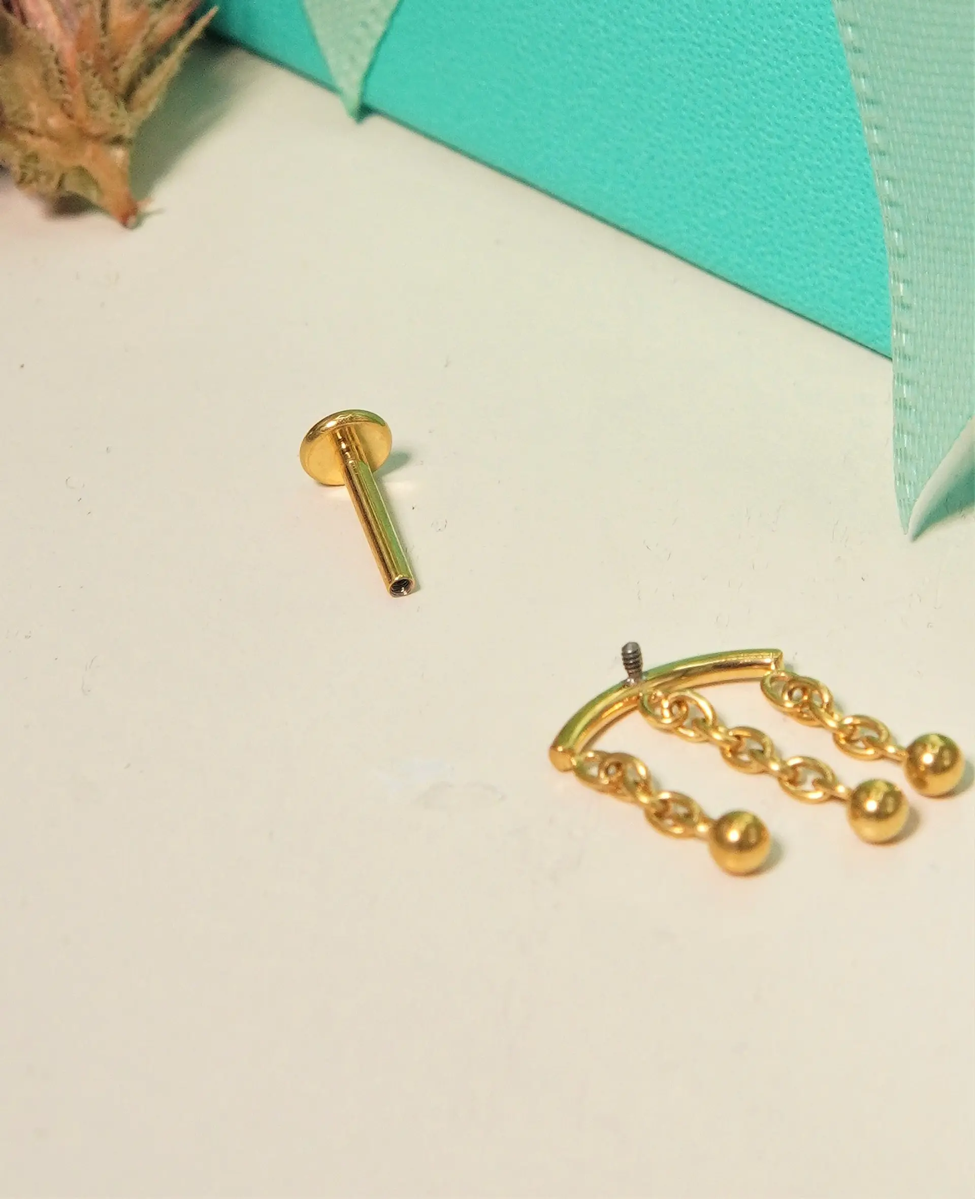 Piercing labret Maya 8mm 16G titanio PVD 18K 7
