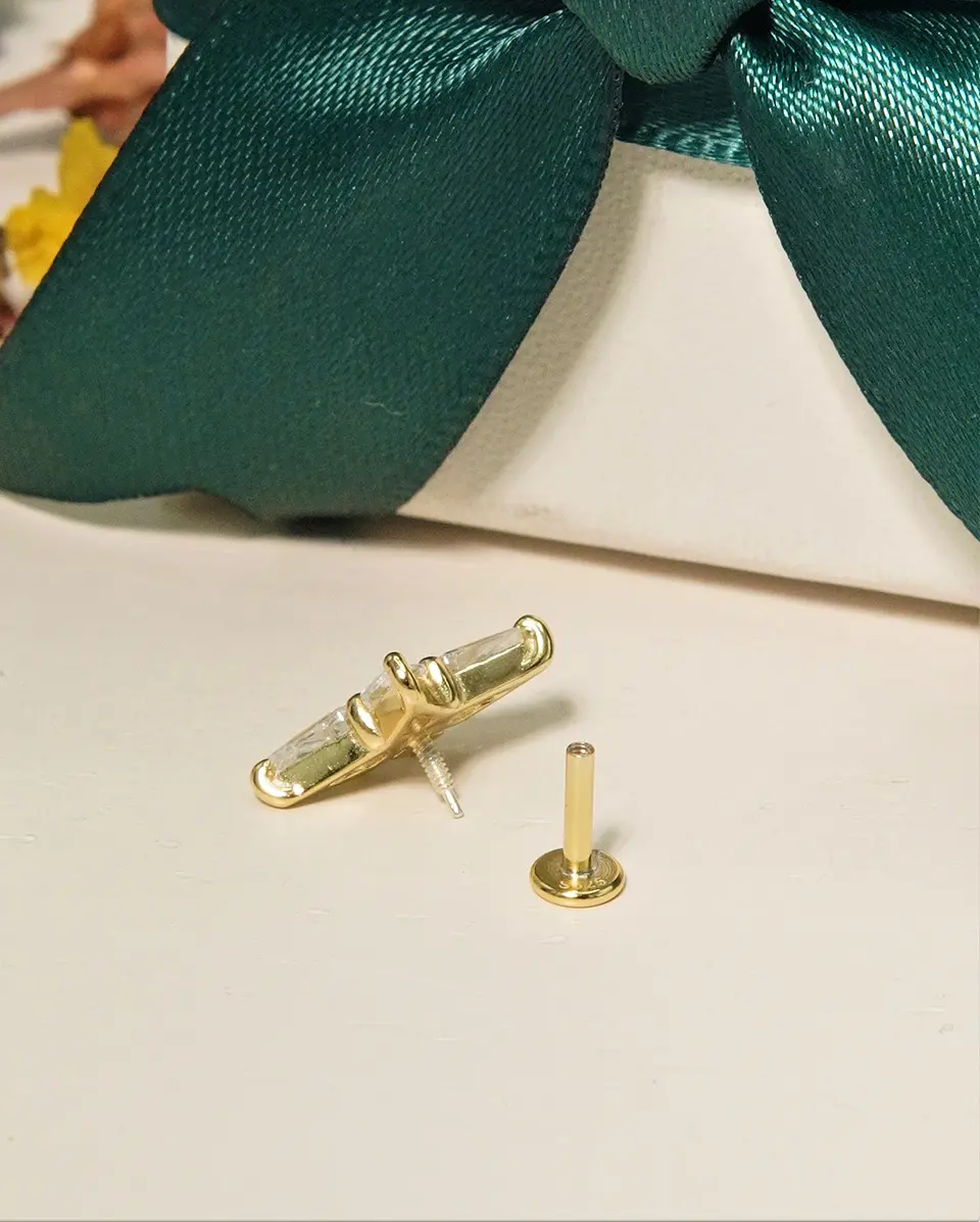 Piercing labret Abby plata 925 6mm 16G bañada en oro 18K  8