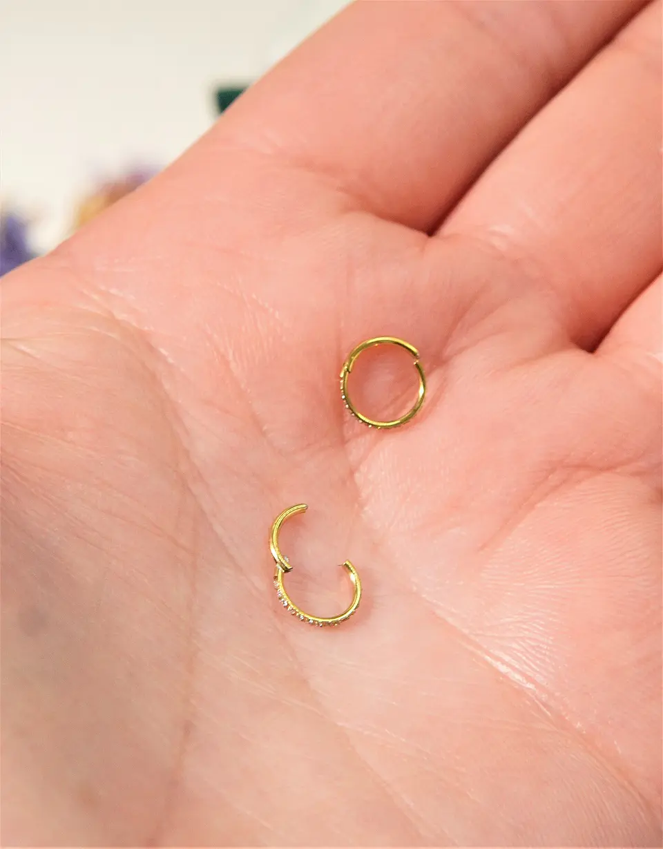 Argollas Emma 20G 6mm zirconias titanio PVD oro 18k 9