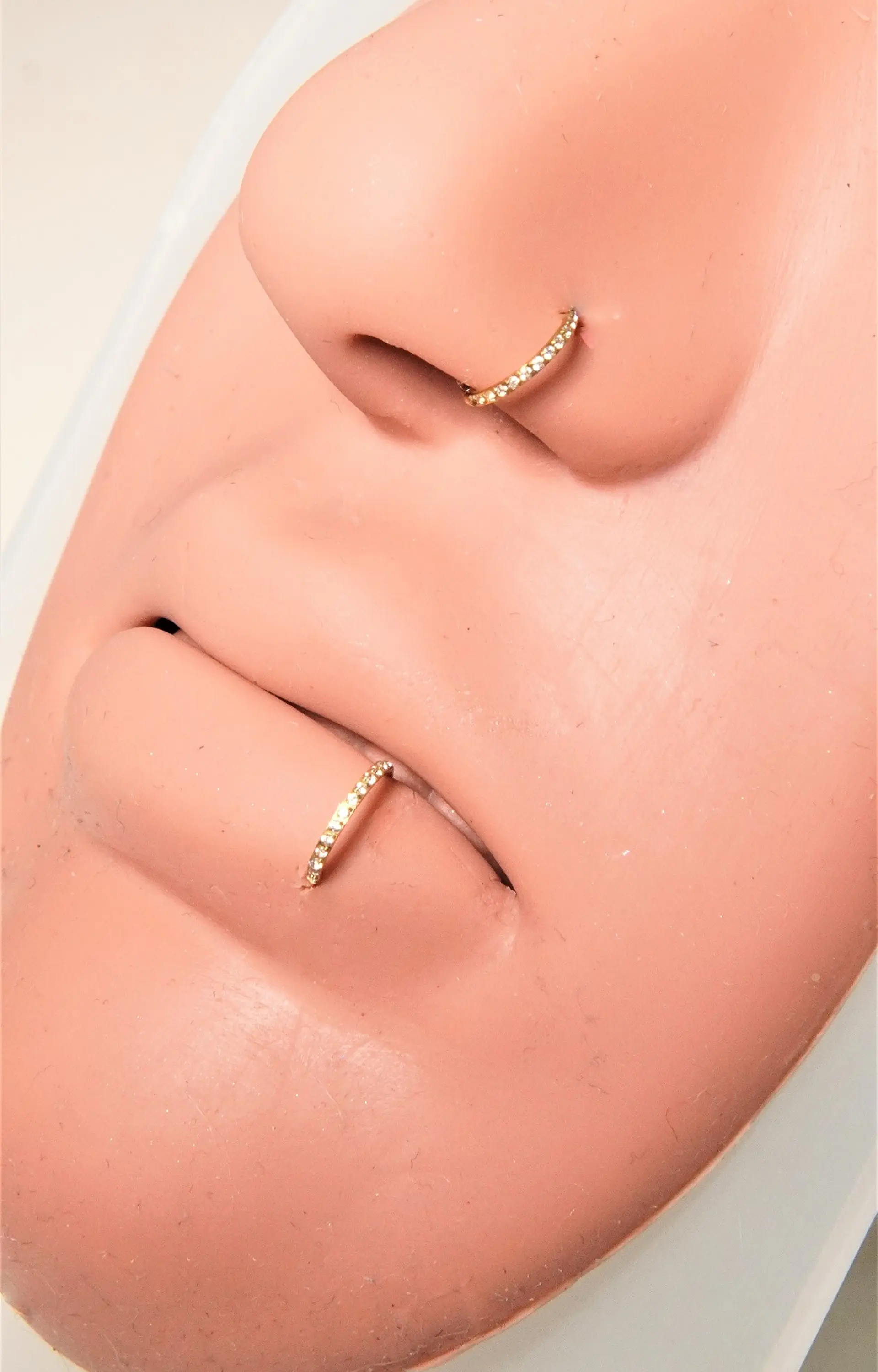 Argollas Emma 20G 6mm zirconias titanio PVD oro 18k 4