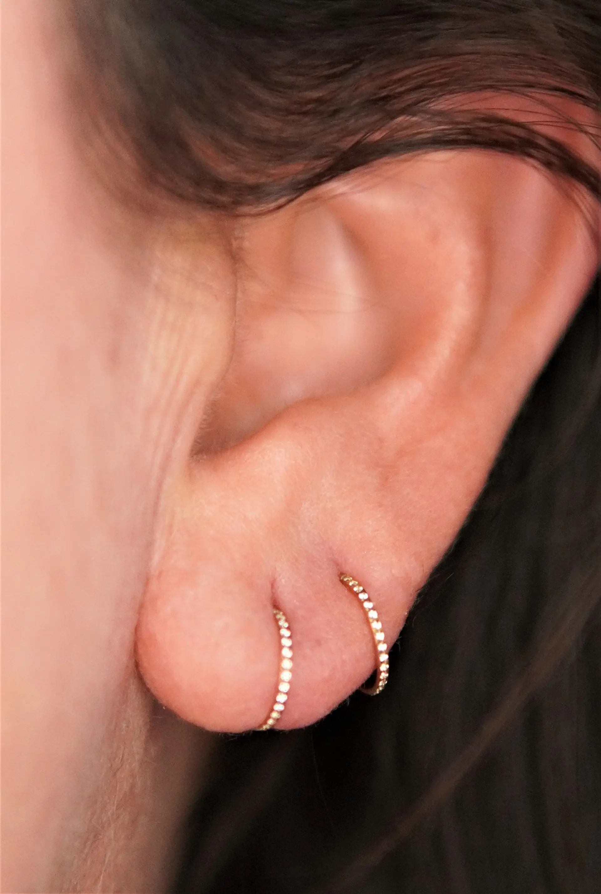 Argollas Emma 20G 8mm zirconias titanio PVD oro 18k 9