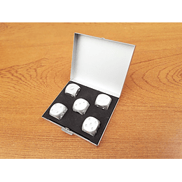 Pack de dados plateados en su caja original / Nuevos