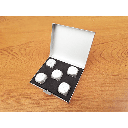 Pack de dados plateados en su caja original / Nuevos