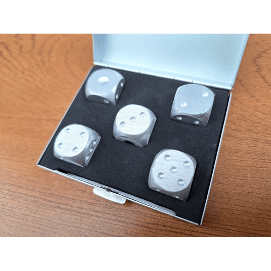 Pack de dados plateados en su caja original / Nuevos