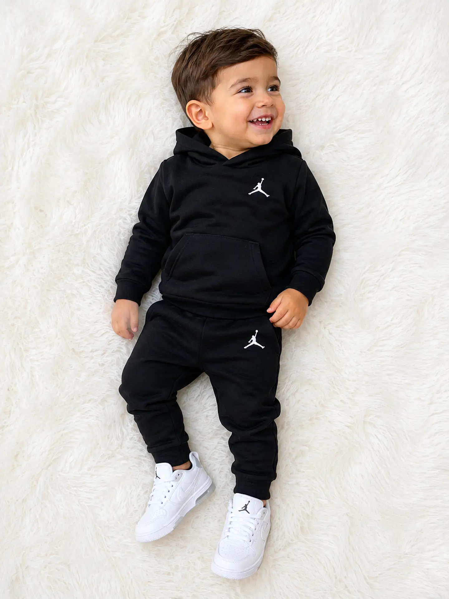 Conjunto Jordan Negro con Capucha para Niño 1