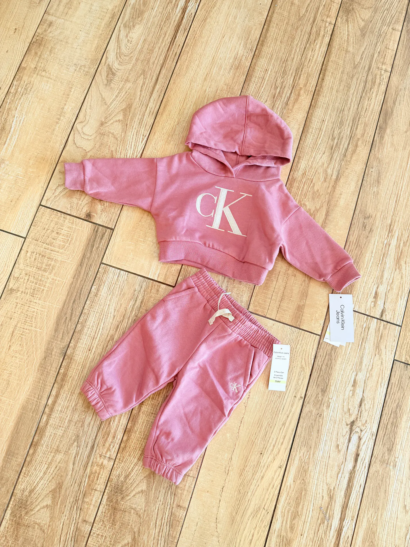 Conjunto Calvin Klein Bebé Rosado – 2 Piezas 2