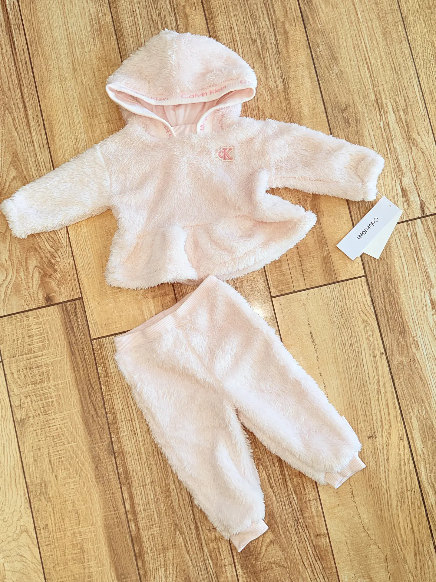 Conjunto Calvin Klein Peludito Rosa para Bebé 2