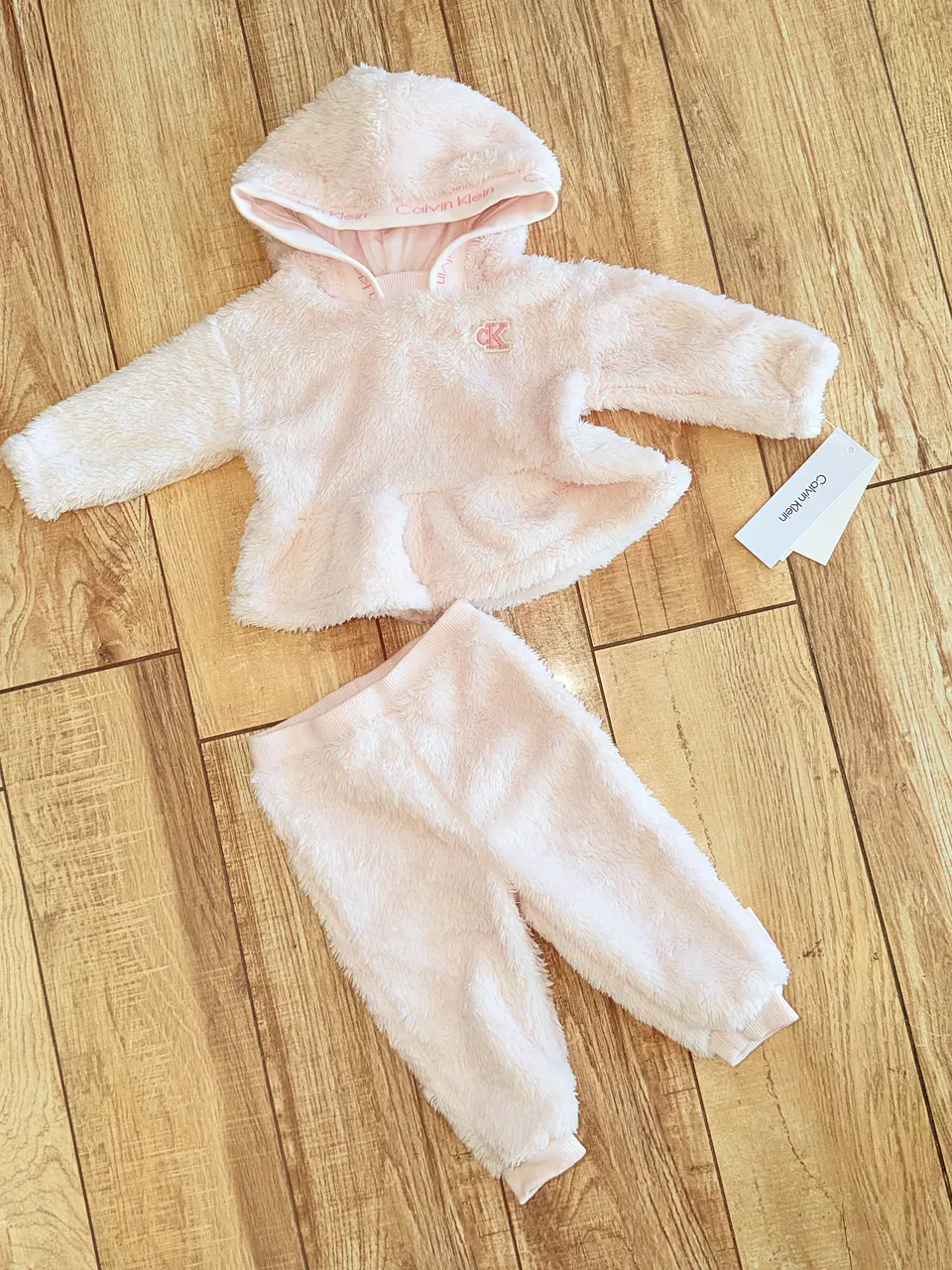 Conjunto Calvin Klein Peludito Rosa para Bebé 2