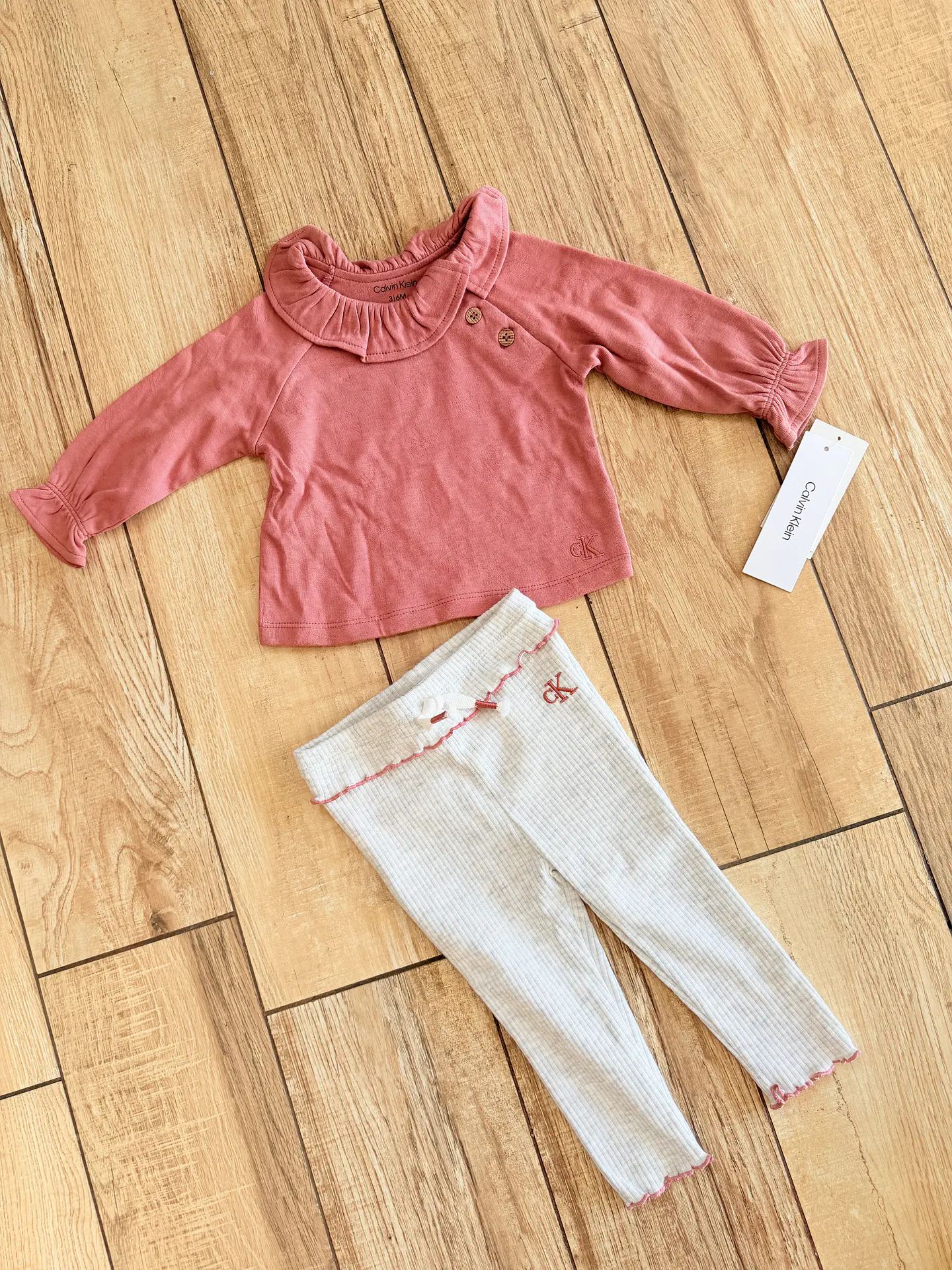 Conjunto Calvin Klein Bebé Rosado con Calza Rib  2