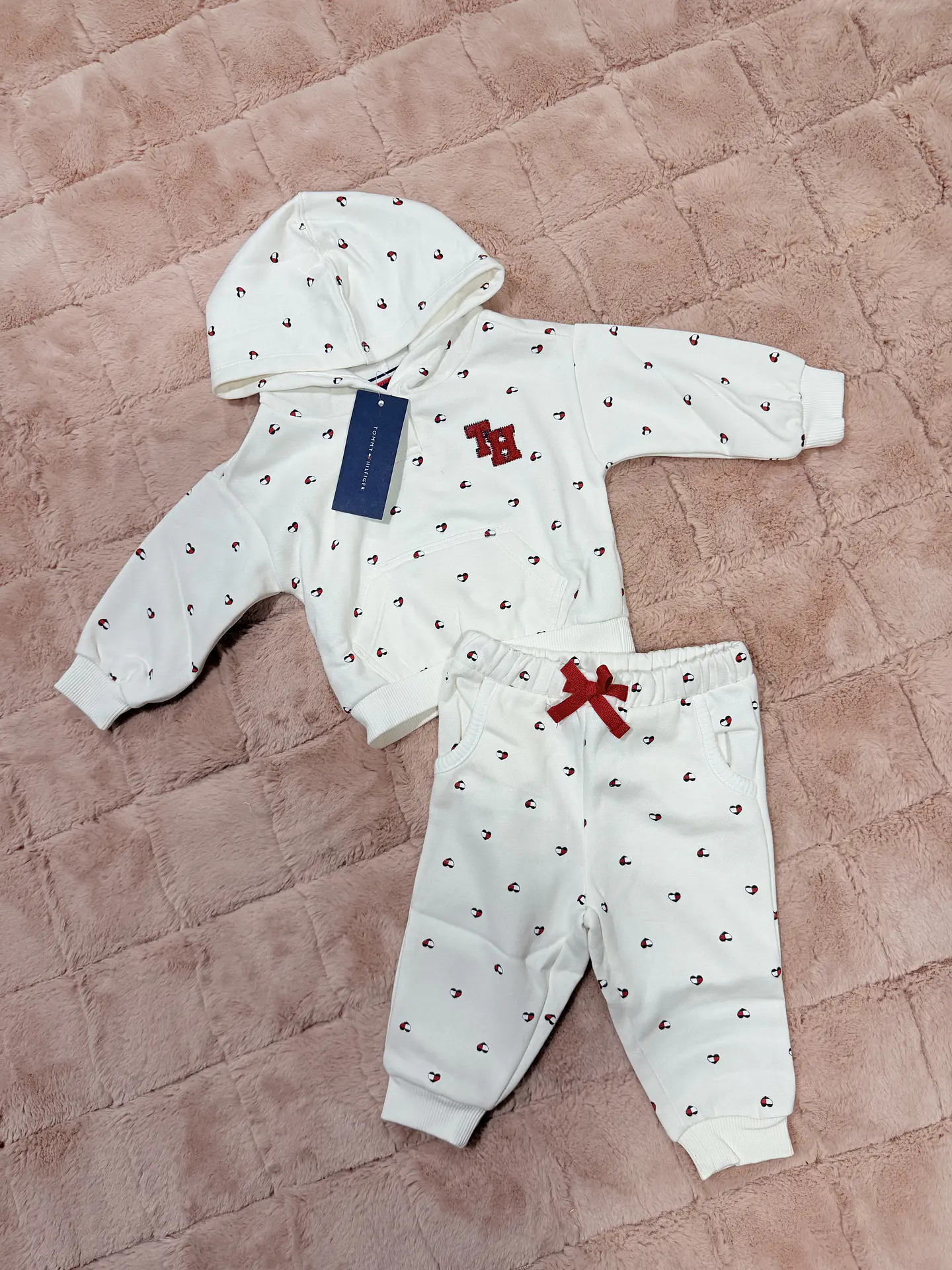 Conjunto Tommy Bebé Corazones 2