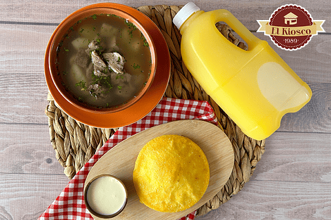Combo caldo y arepa de huevo