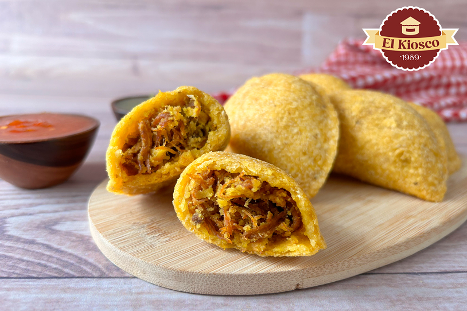 Empanada frita con carne desmechada 1