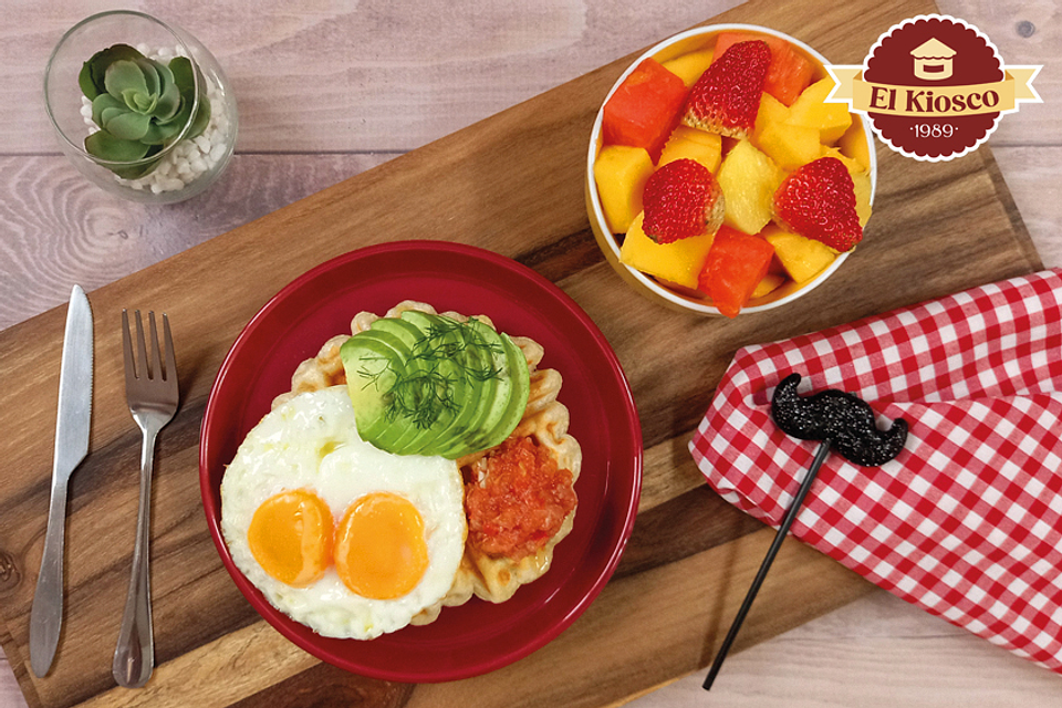 Combo waffle huevo y fruta 1