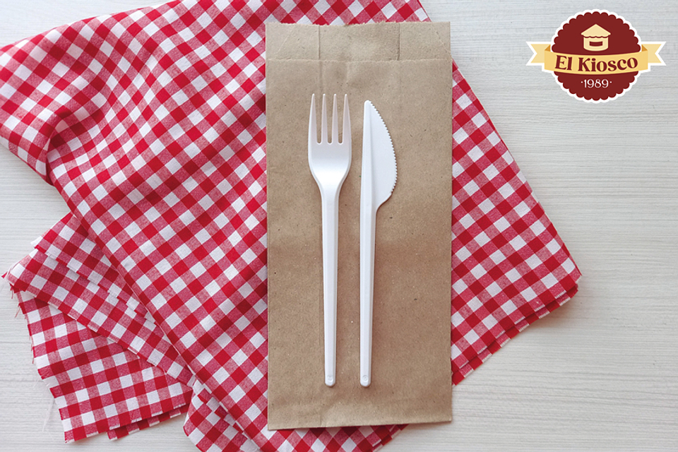 Juego de cubiertos y plato por porción 1