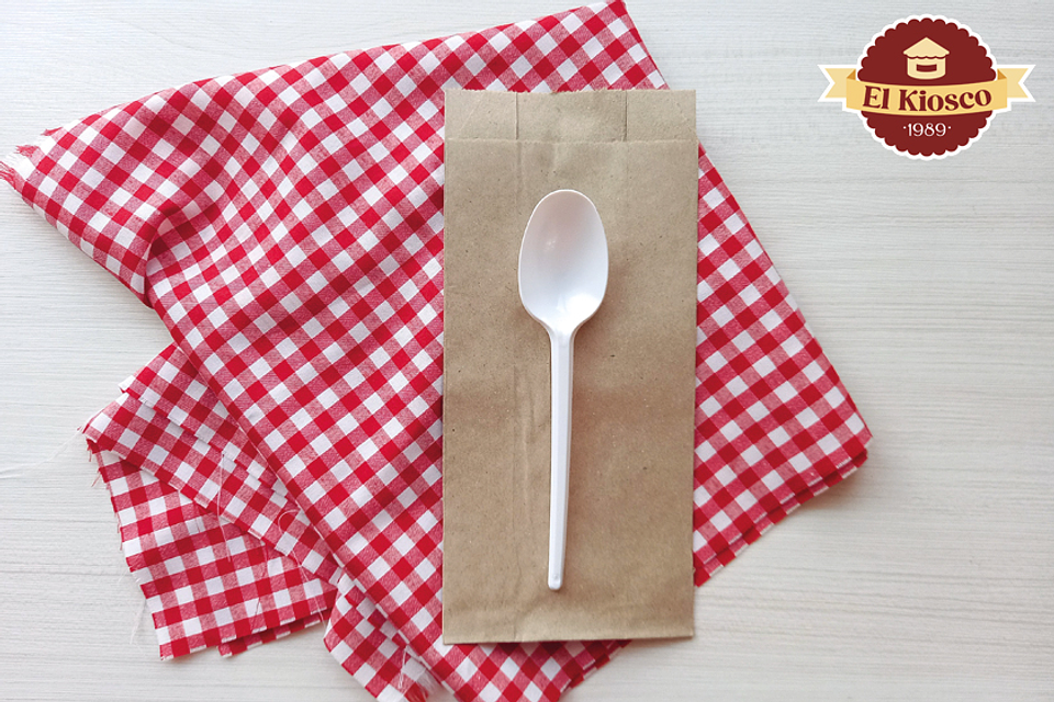 Juego de cubiertos y plato por porción 2