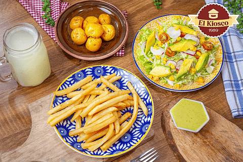 Papas a la francesa, papas criollas, ensalada