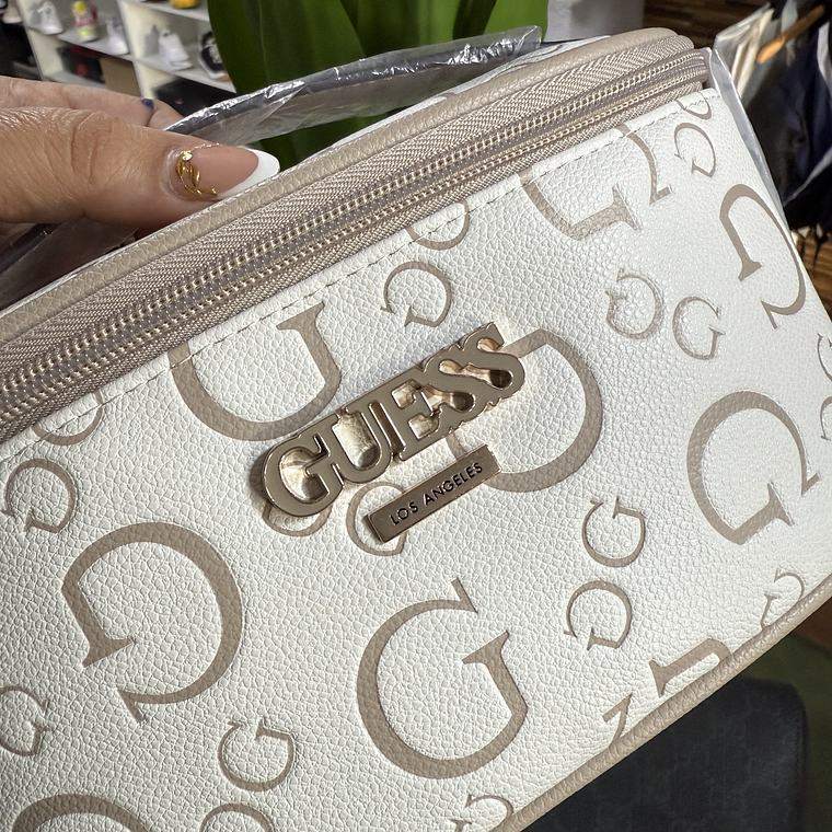 Cosmetiquero Guess 3