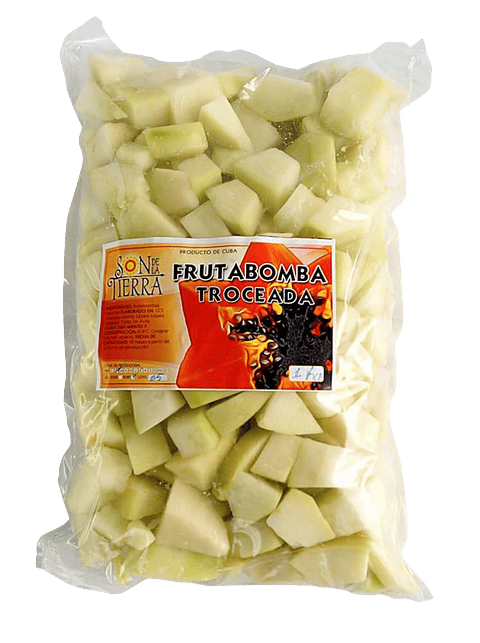 Frutabomba o papaya verde pelada y troceada