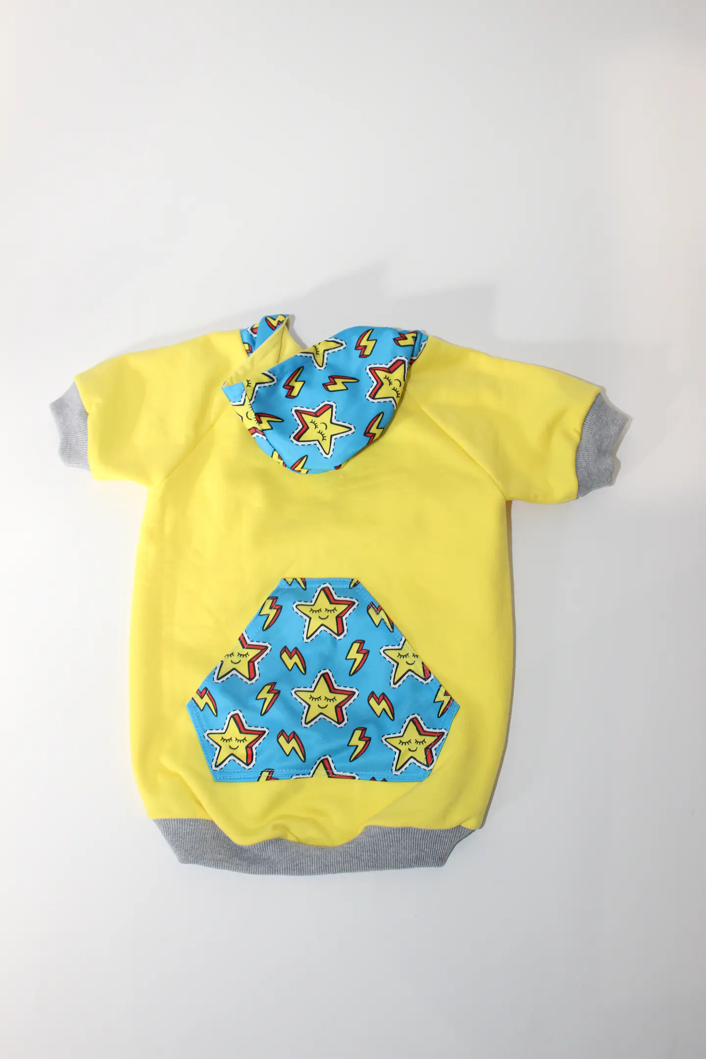 Polerón Amarillo con Bolsillos de estrellas BySimona  1