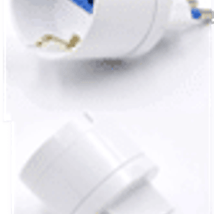 Adaptador Schuko de color blanco y tiene una potencia máxima de 1500 watts