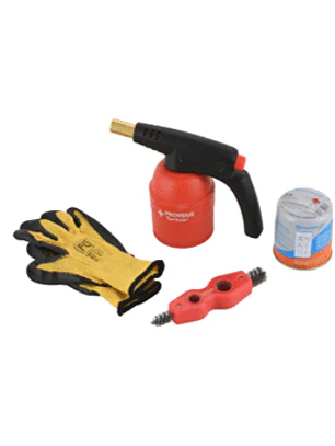 Kit de Trabajo como Soldador, modelo PG-900, incluye un soplete, un gas, un par de guantes para protección y una escobilla de limpieza.