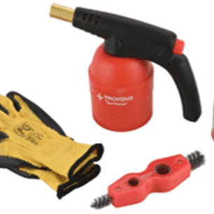 Kit de Trabajo como Soldador, modelo PG-900, incluye un soplete, un gas, un par de guantes para protección y una escobilla de limpieza.