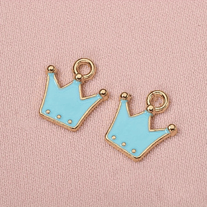 Set de 5 Dijes Corona Esmaltada Azul Cielo, 10x12 mm