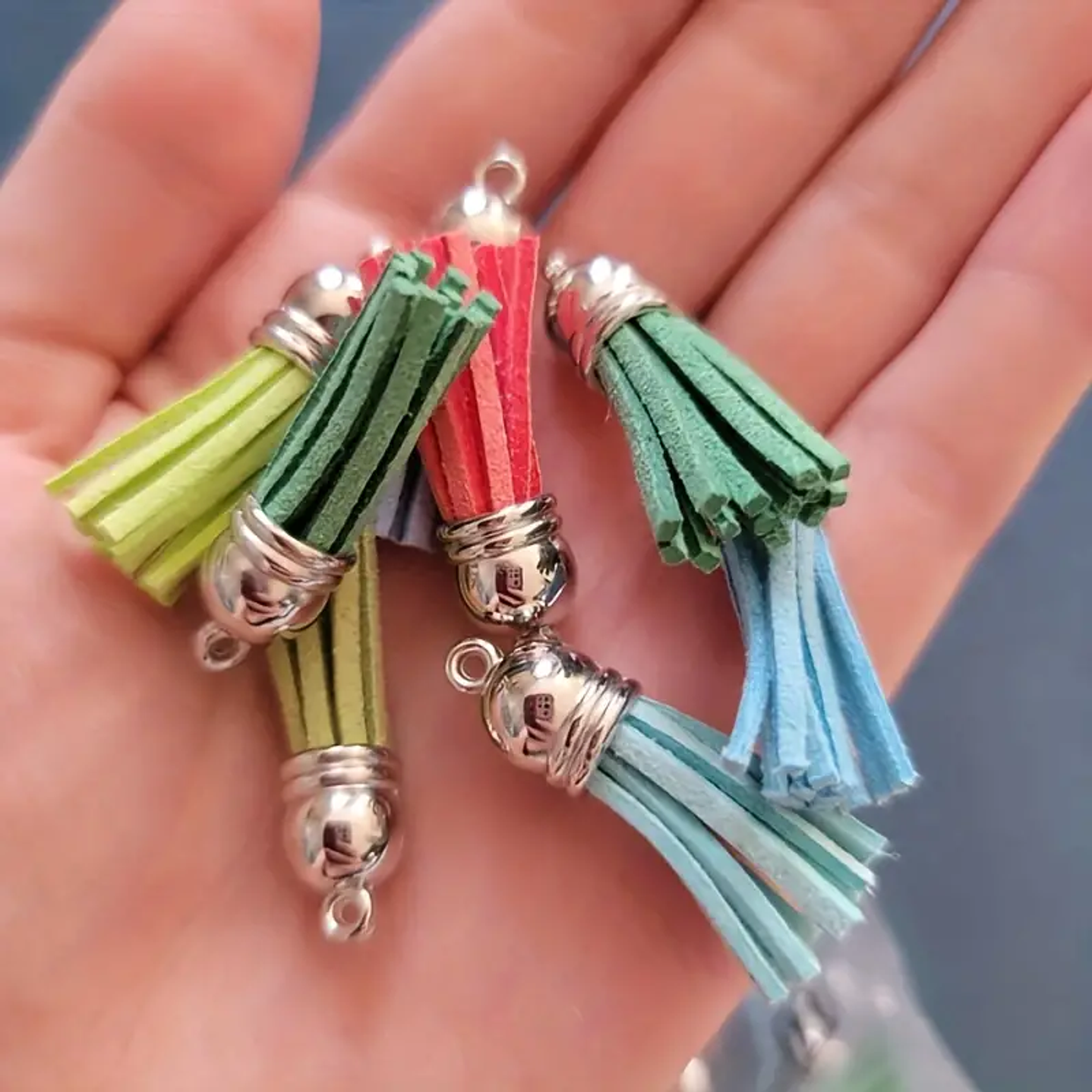 Set de 14 Mini Borlas de Terciopelo con Colgante Dorado, 3x1 cm, Colores Surtidos 1