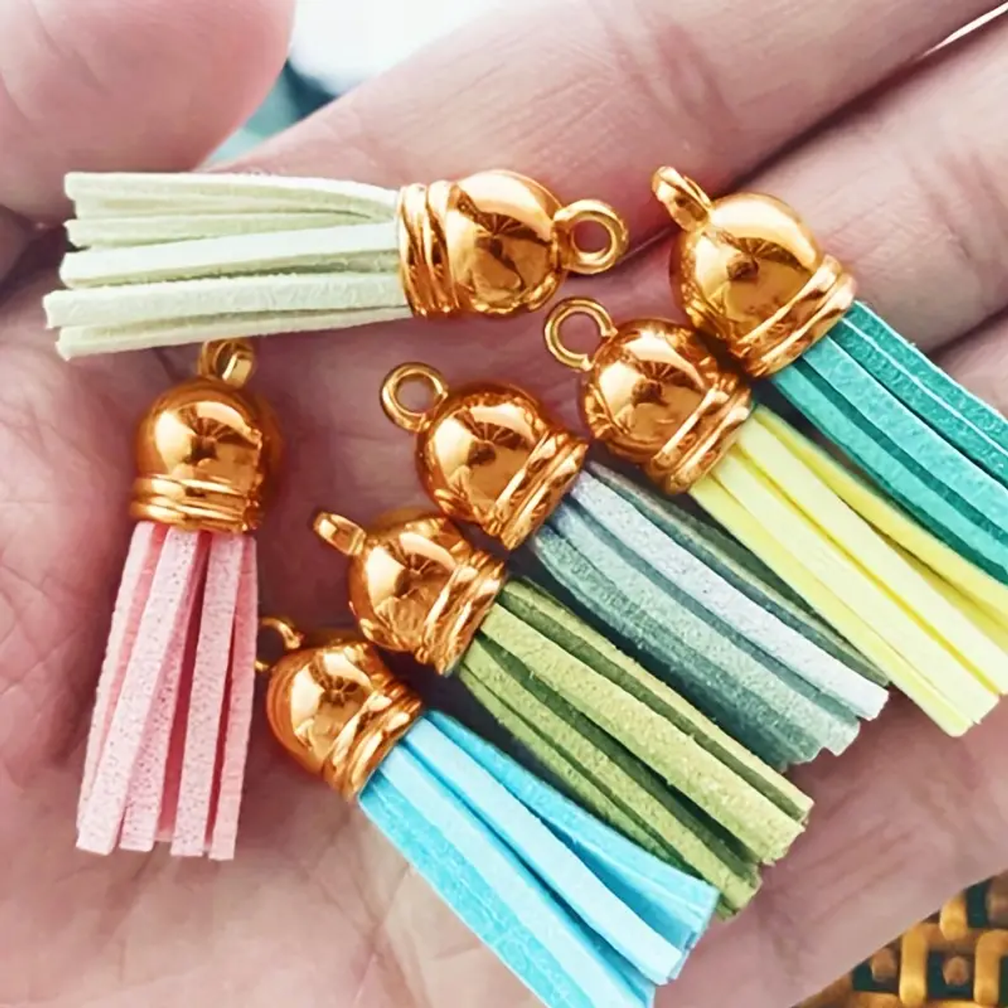 Set de 14 Mini Borlas de Terciopelo con Colgante Dorado, 3x1 cm, Colores Surtidos 3