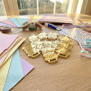 Dije pasa Elástico 2026 Acrílico Espejado - Decorativo Agendas