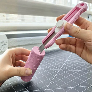 Corta Cartón con SalvaDedo Contenedor de Seguridad 3D