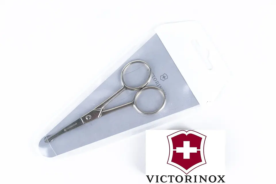 TIJERAS VICTORINOX PARA MANTENER BELLOS FACIAL  3