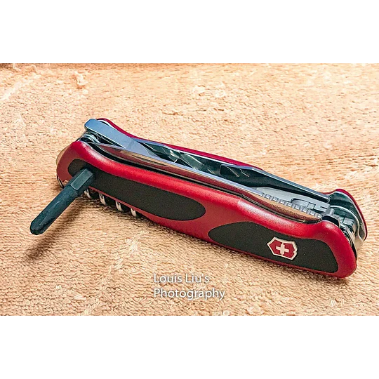 Navaja Victorinox Ranger Grip 174 Handyman color Rojo/Negro